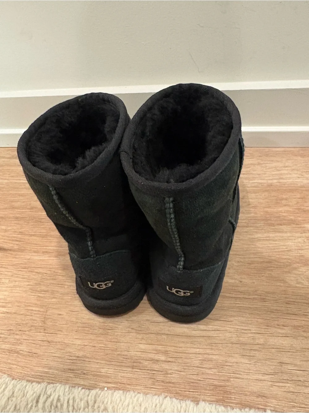 UGG Kids Black Short Suede Boots Cozy Warm Fur Shearling Trendy Fall Little Girl